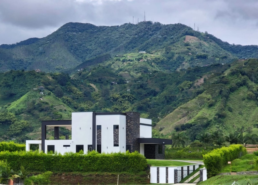 CASA CAMPESTRE en venta en Pereira, COMBIA- Montevalo casas del campo, 550 m²
