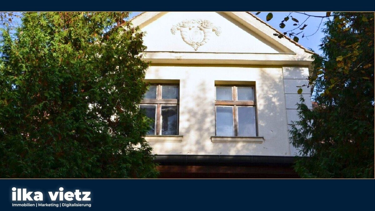 Historisches Herrenhaus mit großem Park (Denkmal)
