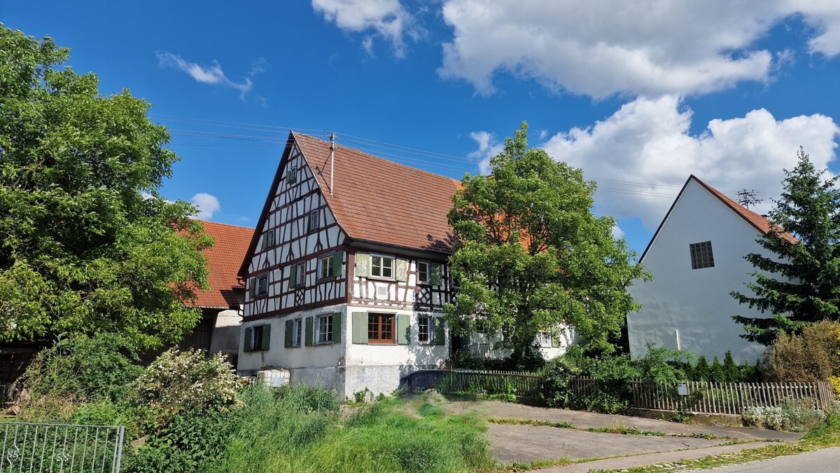 klassisches Fachwerk-Doppelhaus mit 2 großen Scheunen