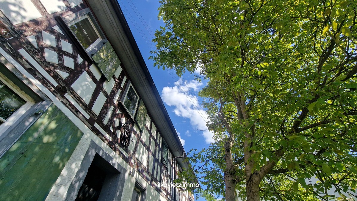 klassisches Fachwerk-Doppelhaus mit 2 großen Scheunen