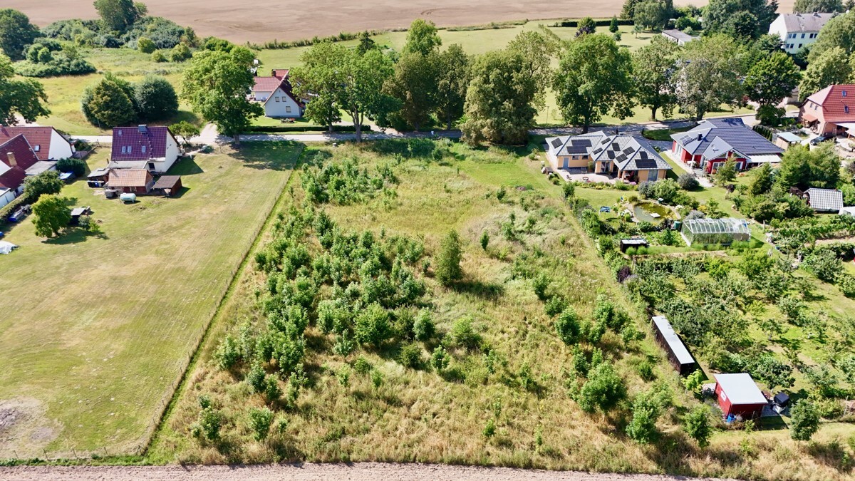 Großartiges Baugrundstück mit herrlichem Grünblick+ guter Infrastruktur zu kaufen. Kühnel Immobilien
