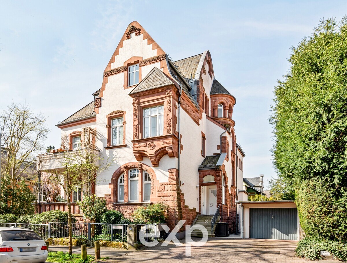 Elegante Altbauresidenz mit außergewöhnlicher Raumwirkung – ein seltenes Zuhause für stilvolles Wohnen, generationenübergreifendes Leben oder repräsentatives Arbeiten.
