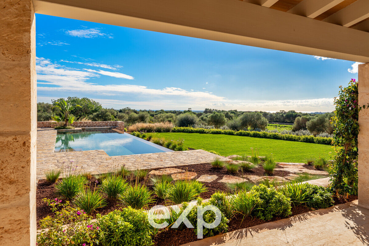 Luxus-Finca mit Infinity-Pool & Meerblick in privilegierter Lage von Portocolom