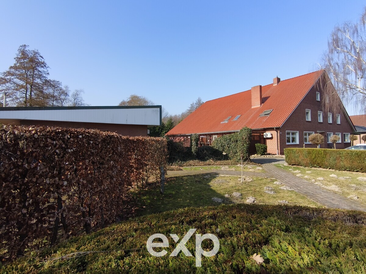 Exklusive Gelegenheit: Mehrparteienhaus mit drei Wohneinheiten auf großem Grundstück in Surwold