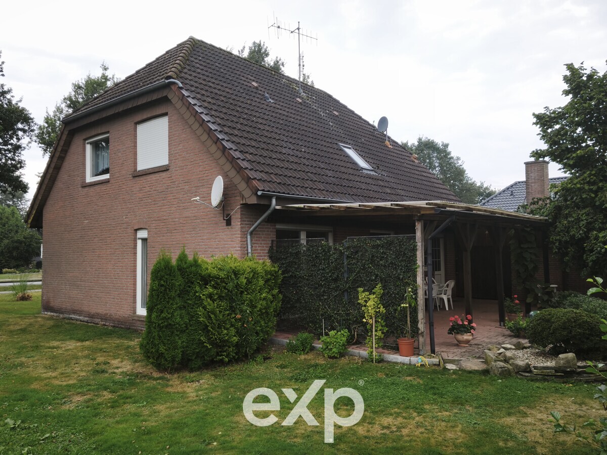 Zweifamilienhaus mit zwei separaten Einheiten, Garage und großem Grundstück in Surwold