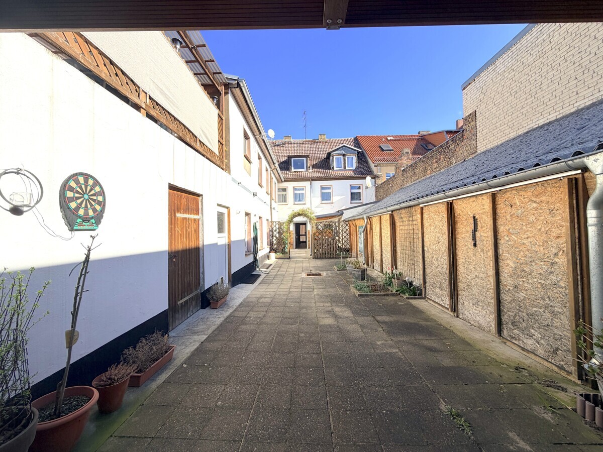 Geschäfts- und Wohnhaus in zentraler Lage