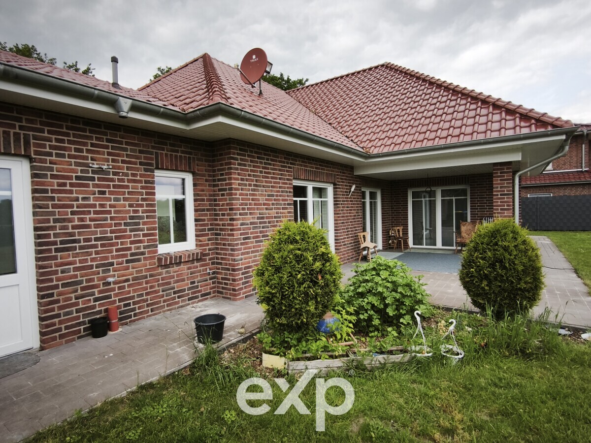 Modern Bungalow with Expansion Potential, Double Garage and Stunning Long-Range Views 5