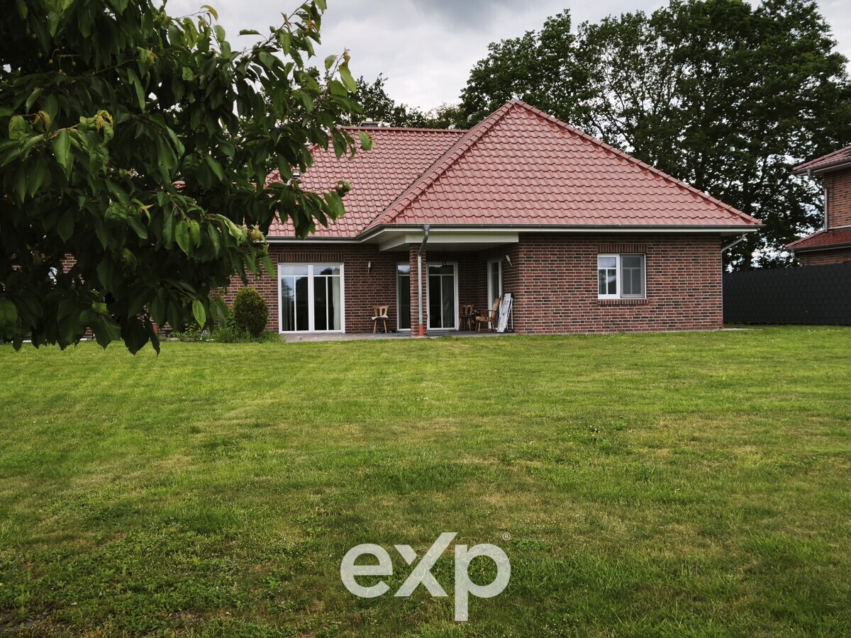 Modern Bungalow with Expansion Potential, Double Garage and Stunning Long-Range Views 4