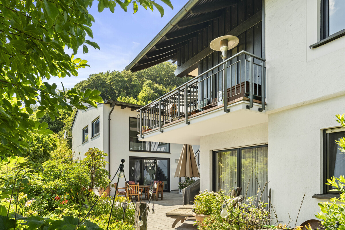 Architektonisches Ausnahmeobjekt auf 347 m² Gesamtfläche: Wohn- und Arbeitswelten, Spa und Fernsicht