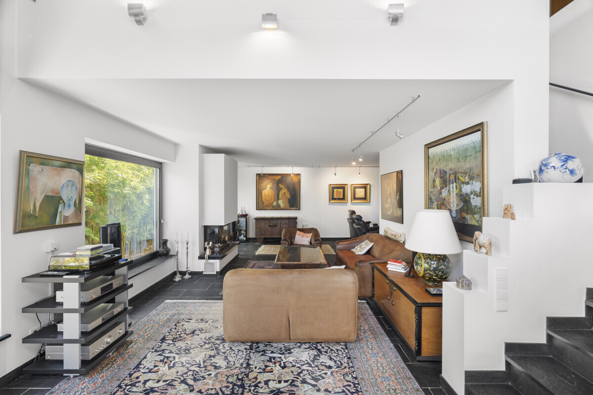 Architectural Exceptional Property on 347 m² Total Area: Living and Working Spaces, Spa and Distant Views 5