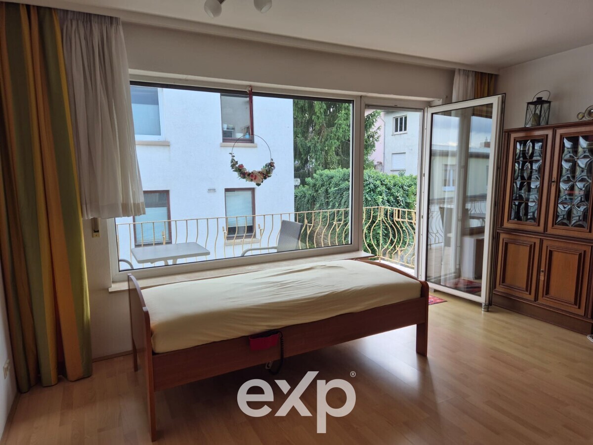 Condominium in sought-after residential location! 4