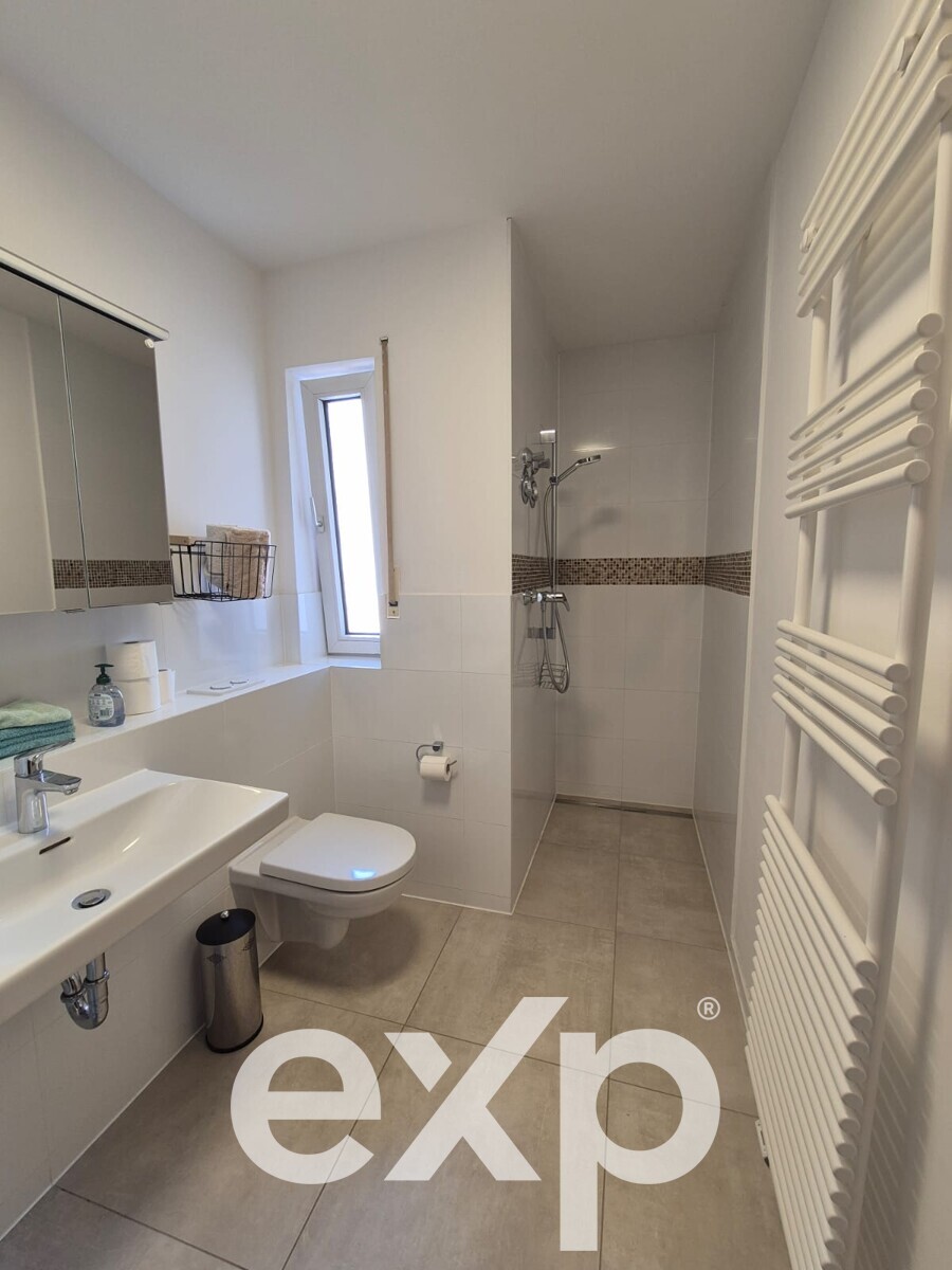 Condominium in sought-after residential location!