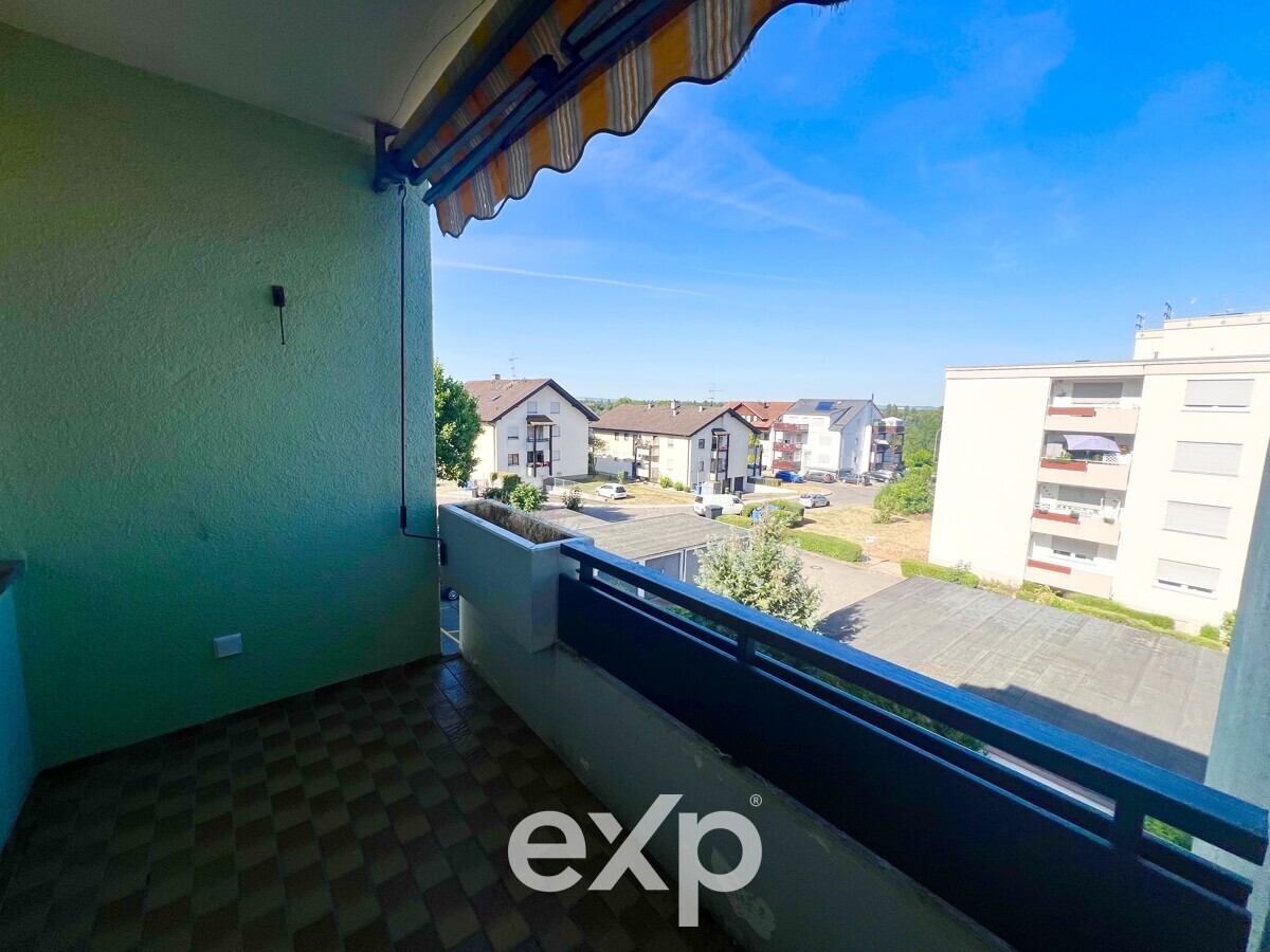 Bright 4-Room Apartment with Magnificent Views and Single Garage 2