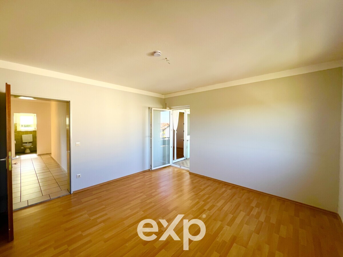 Bright 4-Room Apartment with Magnificent Views and Single Garage 5