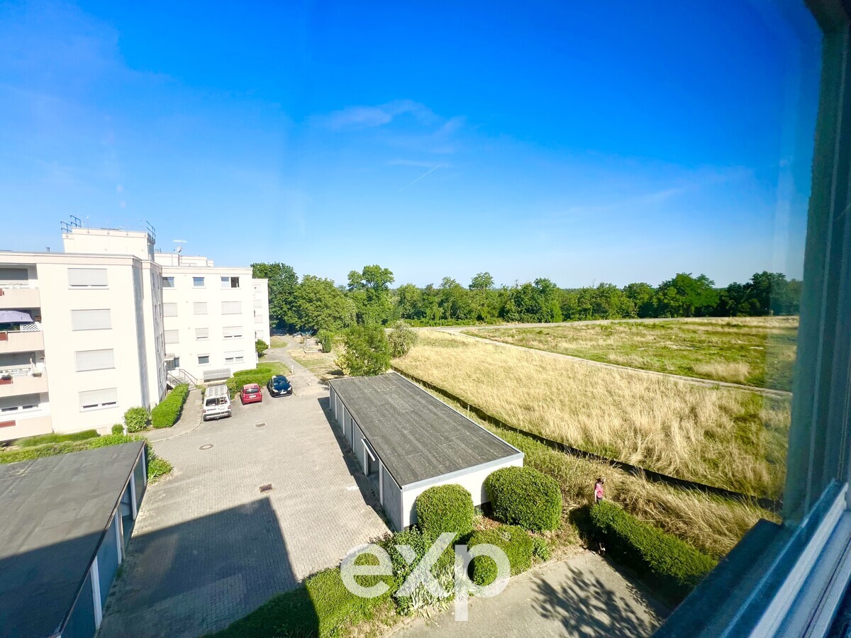 Bright 4-Room Apartment with Magnificent Views and Single Garage 3