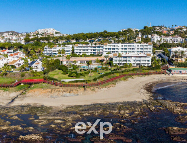 MIT TOURISMUSLIZENZ Eigener Strandzugang, 2-Zimmerwohnung mit Meerblick in Mijas (Costa del Sol)