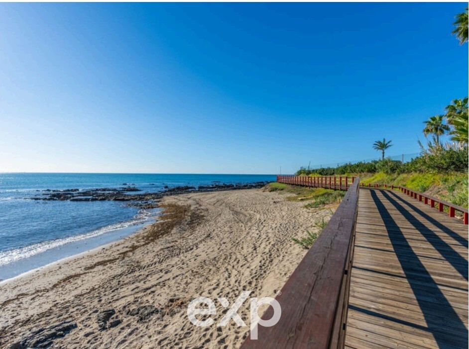 MIT TOURISMUSLIZENZ Eigener Strandzugang, 2-Zimmerwohnung mit Meerblick in Mijas (Costa del Sol)