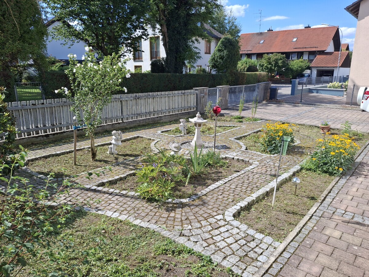 Solid Multi-Generational House with Back-Rental & Large Development Potential (§34 BauGB) 2