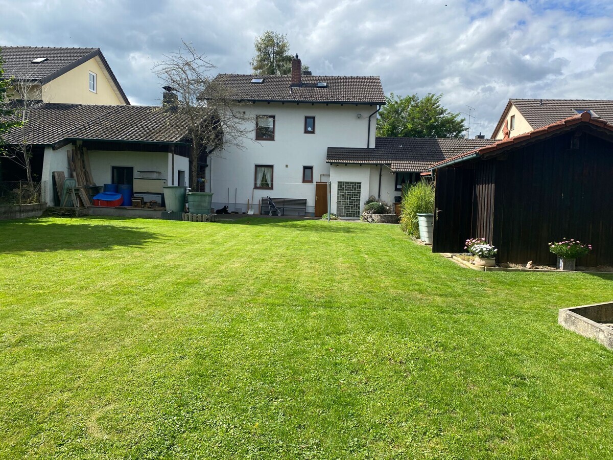 Solid Multi-Generational House with Back-Rental & Large Development Potential (§34 BauGB)