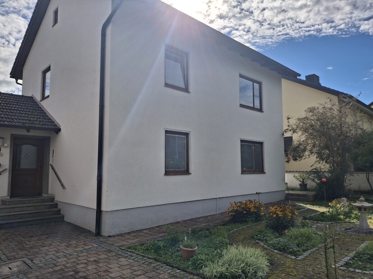 Solid Multi-Generational House with Back-Rental & Large Development Potential (§34 BauGB) 3