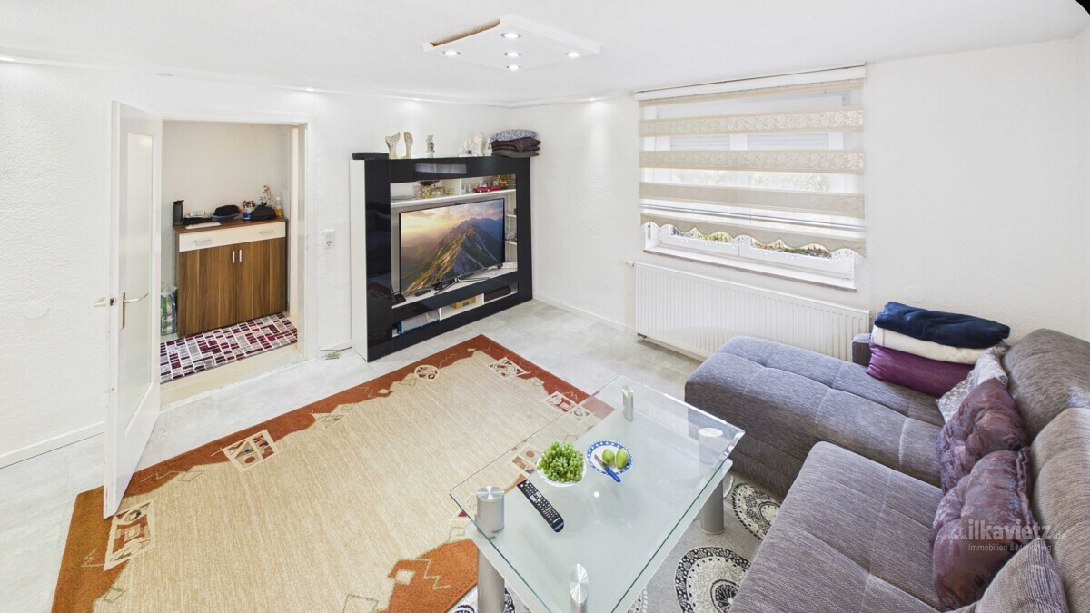 Spacious Semi-Detached House with Garden, Fruit Trees & Garage 3