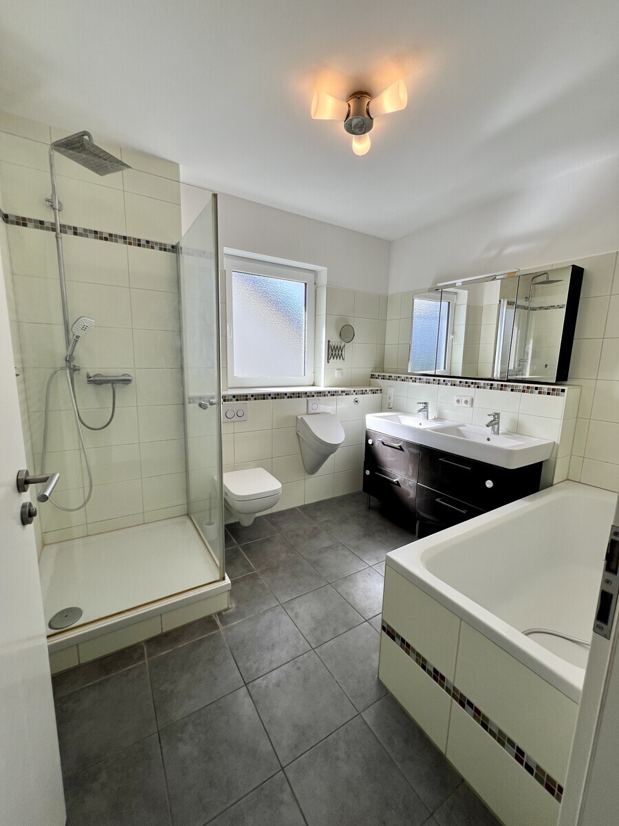 Einfamilienhaus zu mieten in Wiesbaden / Igstadt, Am Wiesenhang 24, 65207 Wiesbaden / Igstadt, 175 m²