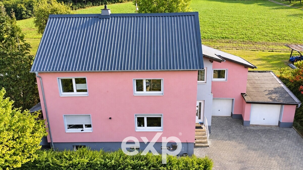 Gepflegtes Zweifamilienhaus mit großem Grundstück in Weinbach-Elkerhausen