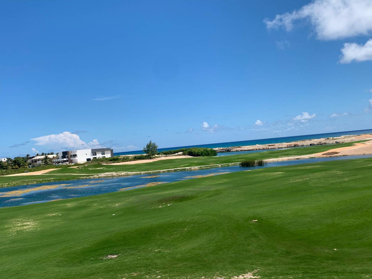 Exclusiva Casa en venta en Cap Cana, al frente de campo de Golf, frente de playa