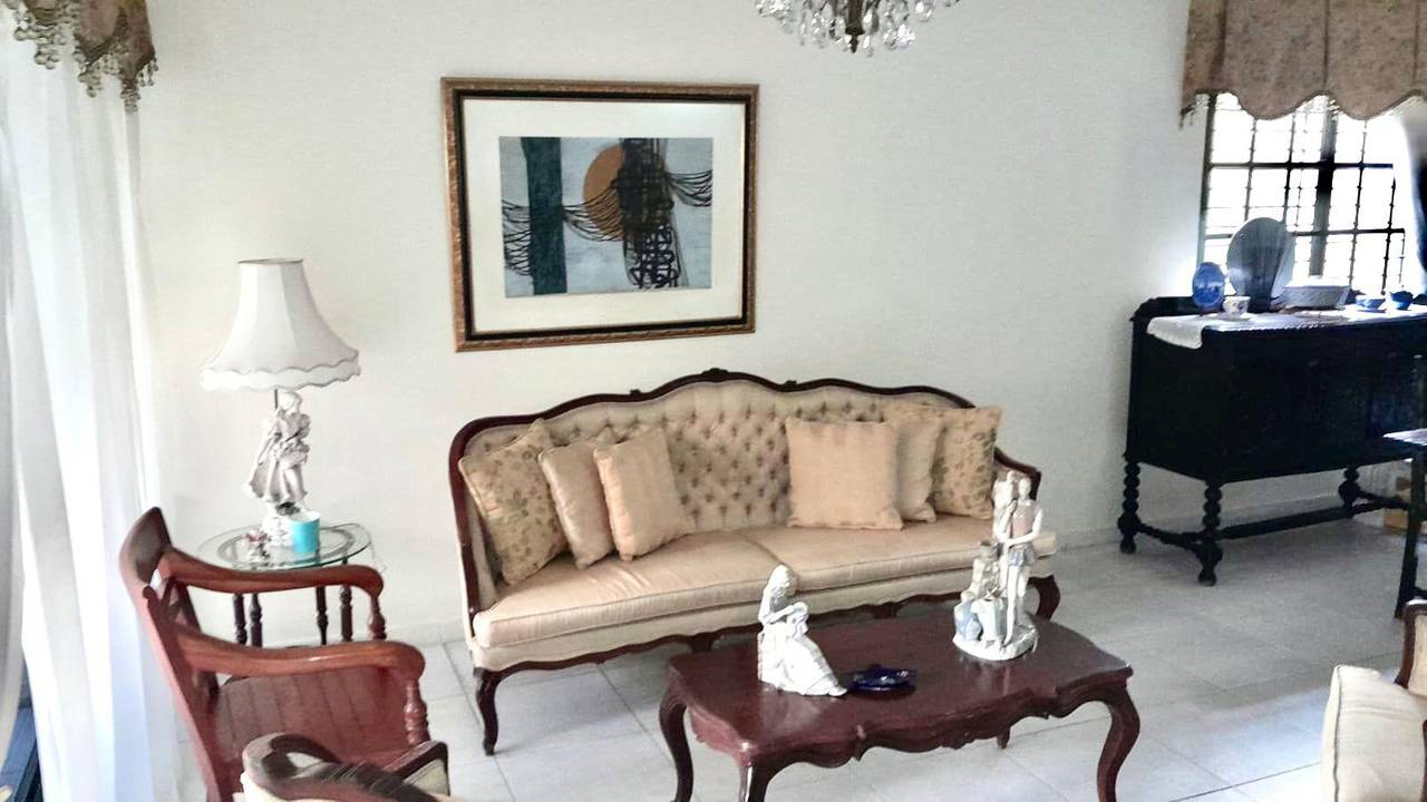 Exclusivo Apartamento Clásico en Serrallés con Patio y 2 Parqueos techadosparalelos