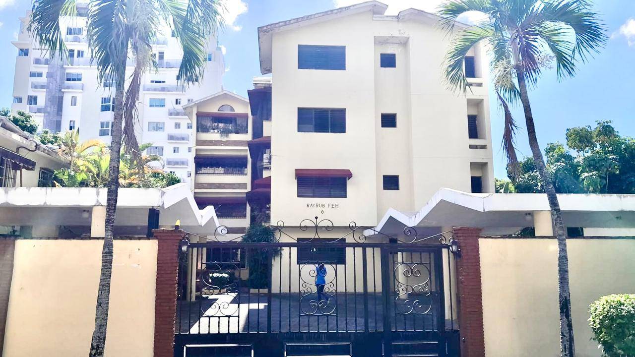 Exclusivo Apartamento Clásico en Serrallés con Patio y 2 Parqueos techadosparalelos
