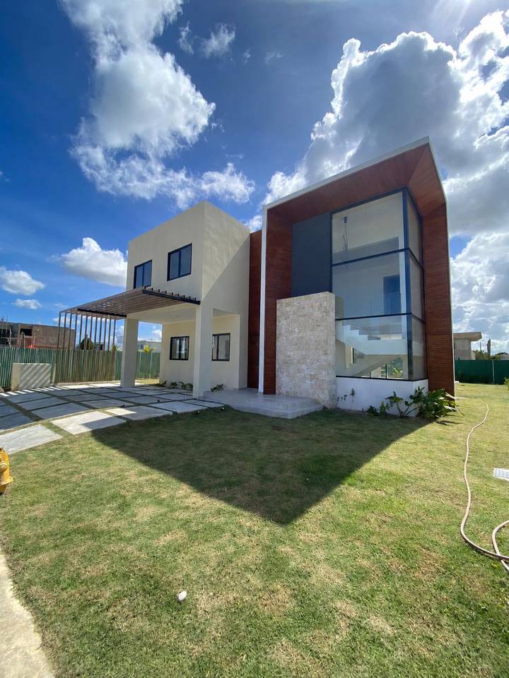 Oportunidad en Punta Cana: Residencia de 2 Niveles con Piscina en Vista Cana