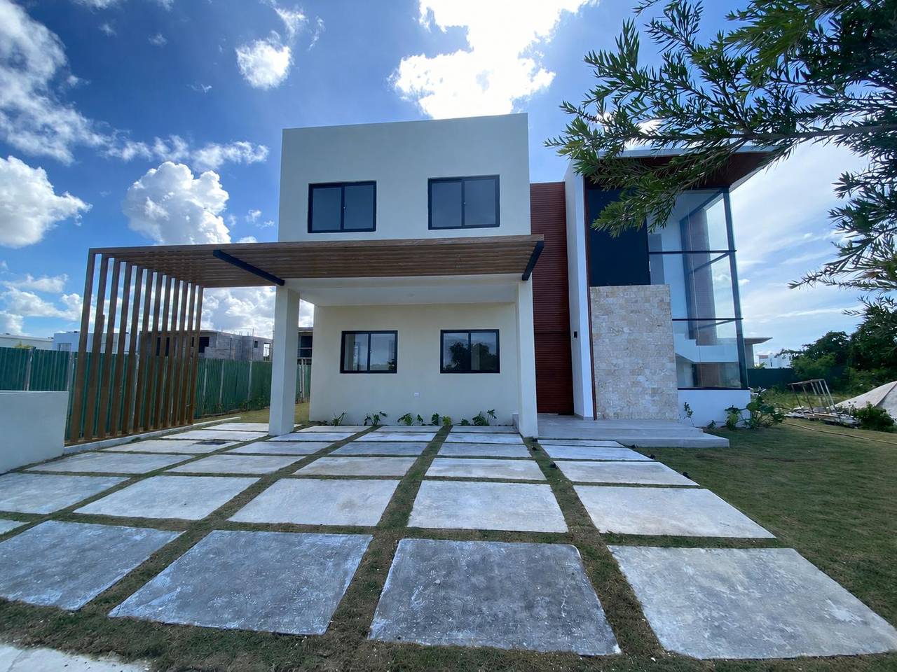 Oportunidad en Punta Cana: Residencia de 2 Niveles con Piscina en Vista Cana