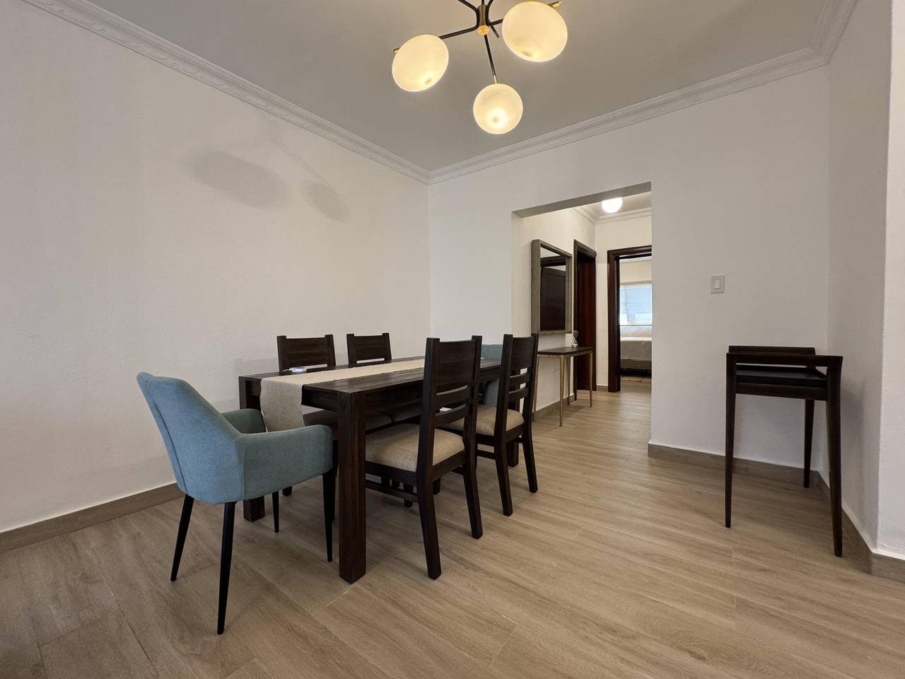 VENTA: CÓMODO Y AMPLIO APARTAMENTO.