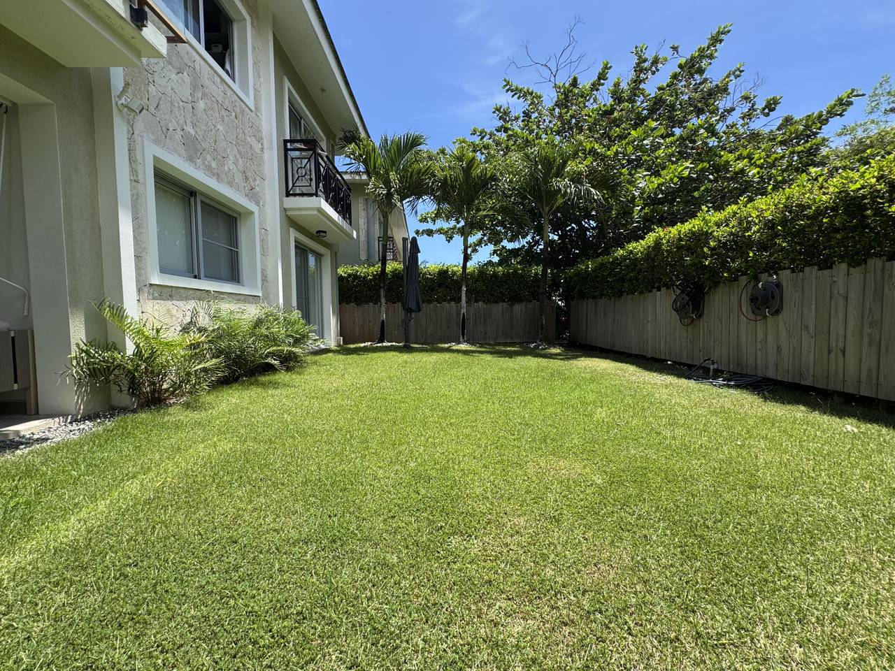 APARTAMENTO EN COCOTAL CON JARDÍN
