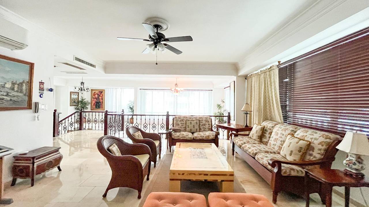 Venta de amplio apartamento de 3 niveles con ascensor privado en paraiso