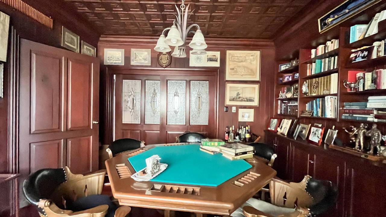 Venta de amplio apartamento de 3 niveles con ascensor privado en paraiso