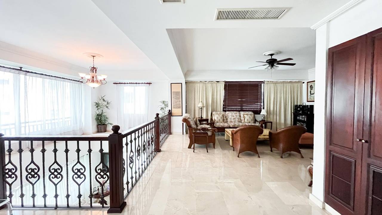 Venta de amplio apartamento de 3 niveles con ascensor privado en paraiso