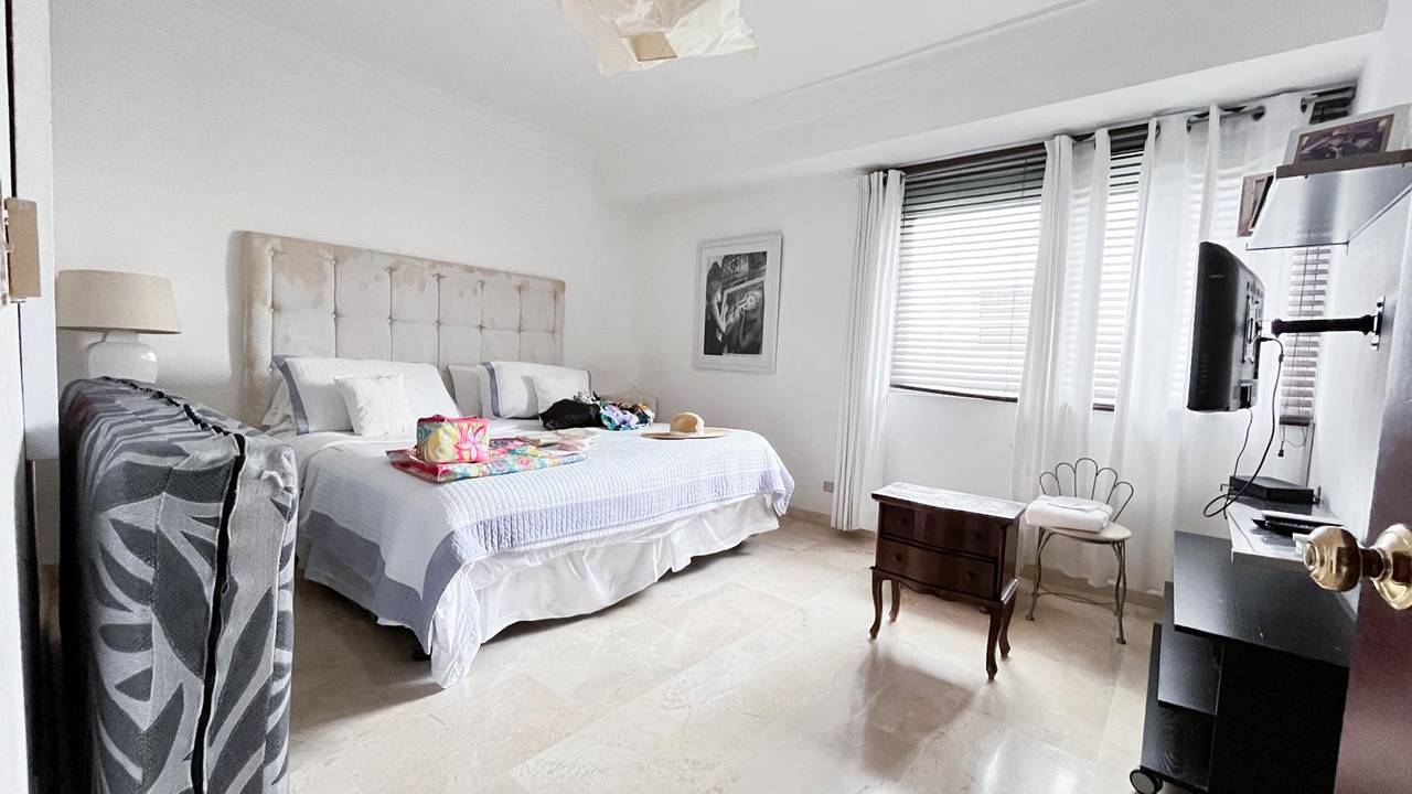 Venta de amplio apartamento de 3 niveles con ascensor privado en paraiso