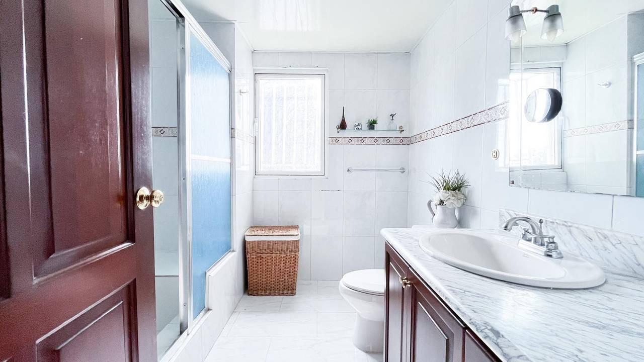 Venta de amplio apartamento de 3 niveles con ascensor privado en paraiso