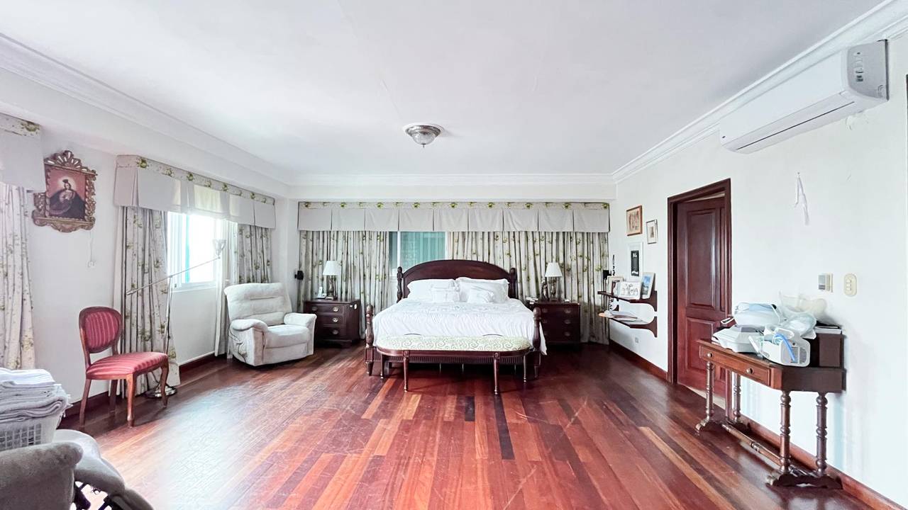 Venta de amplio apartamento de 3 niveles con ascensor privado en paraiso