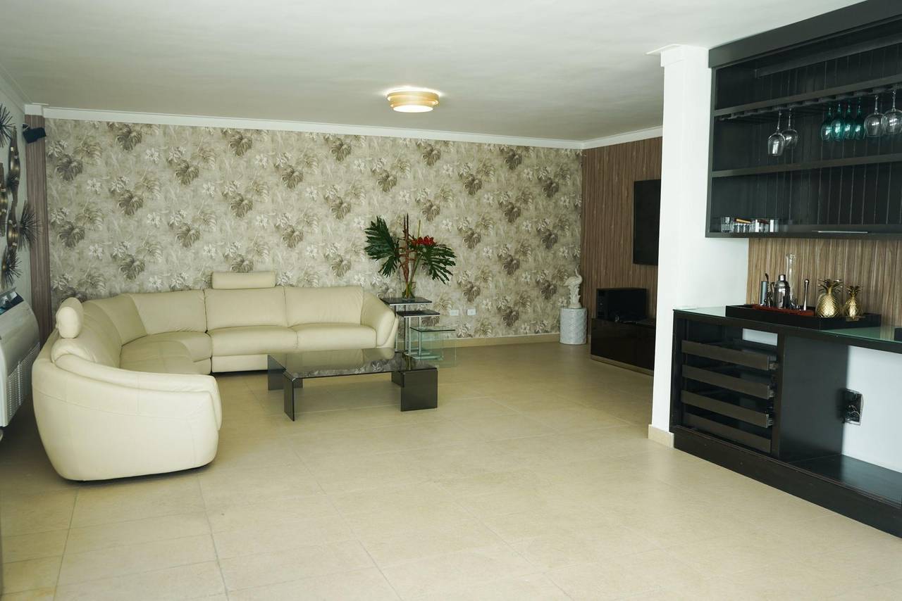 Espacios Infinitos: Penthouse de 3 Niveles en Naco