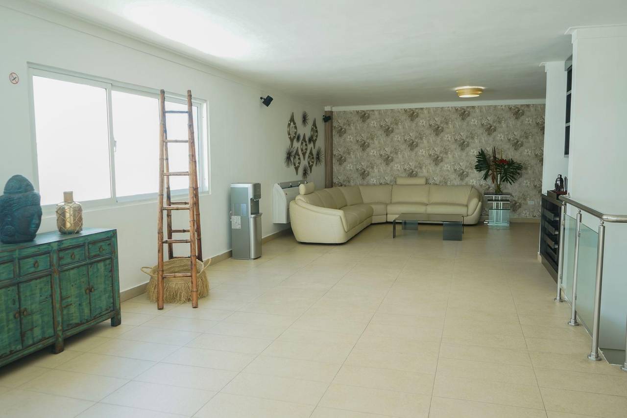 Espacios Infinitos: Penthouse de 3 Niveles en Naco