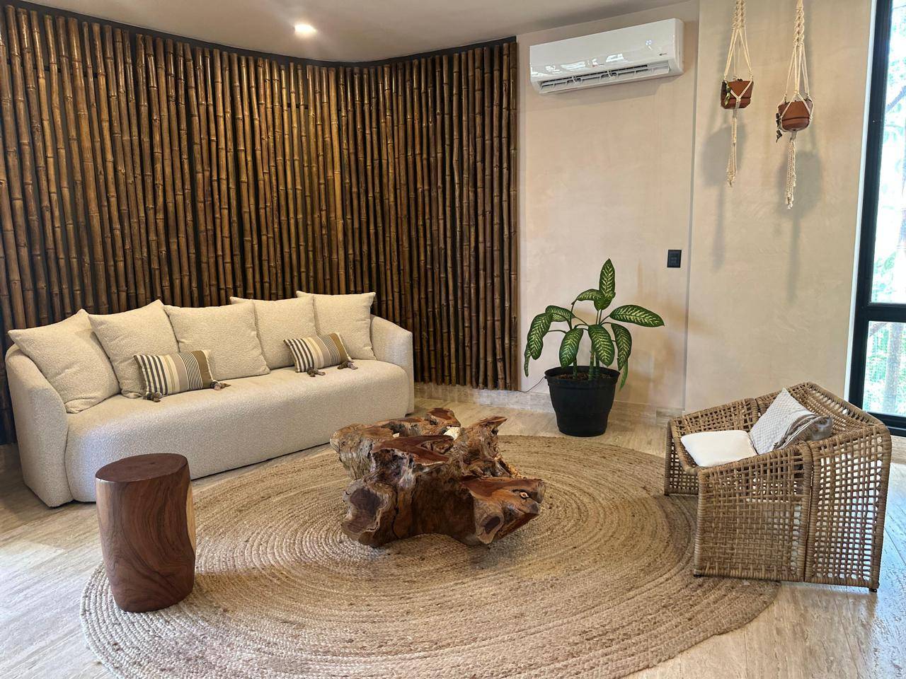 “Living in the Noom: Tu Refugio de Sol y Naturaleza”