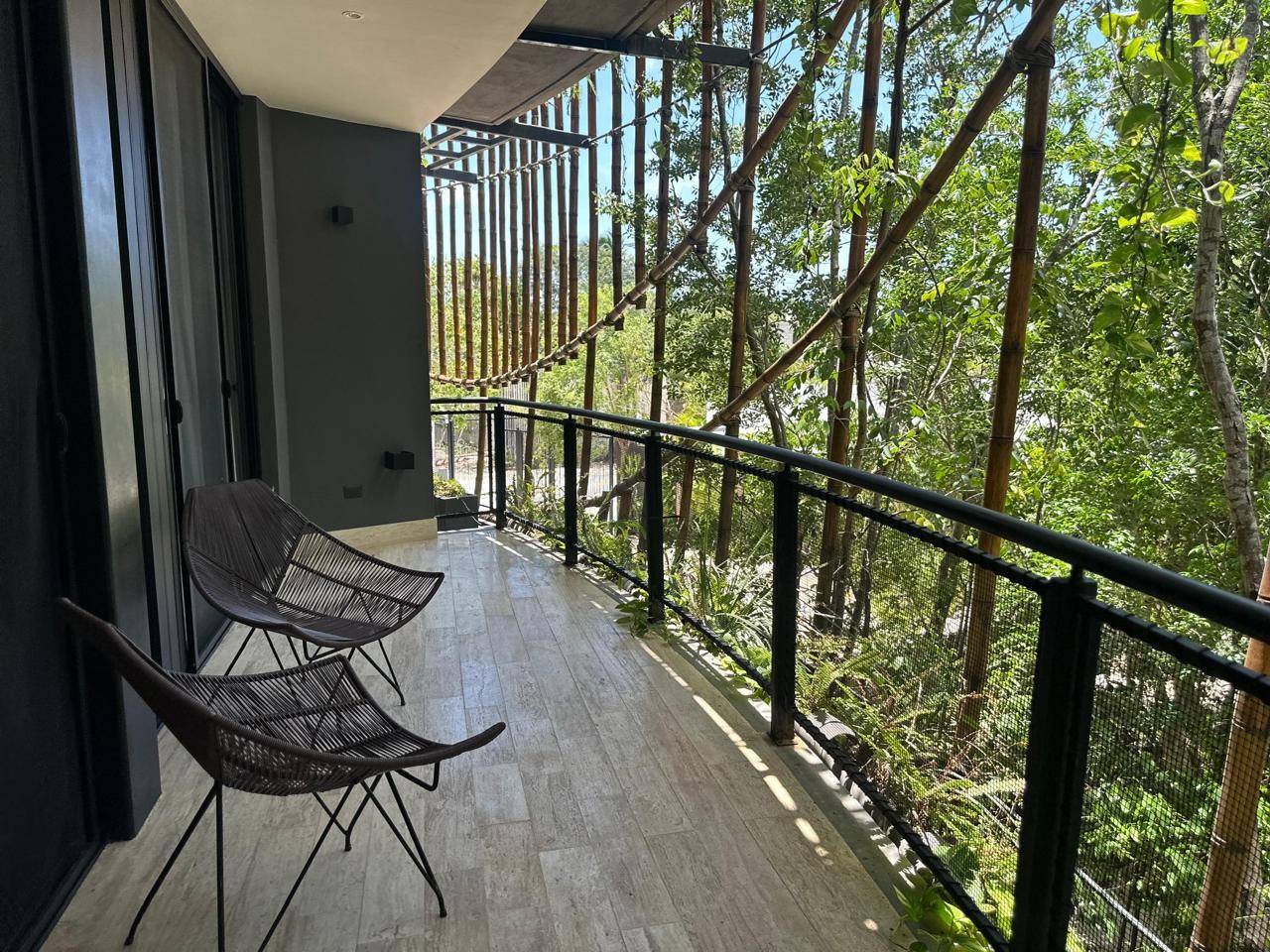 “Living in the Noom: Tu Refugio de Sol y Naturaleza”