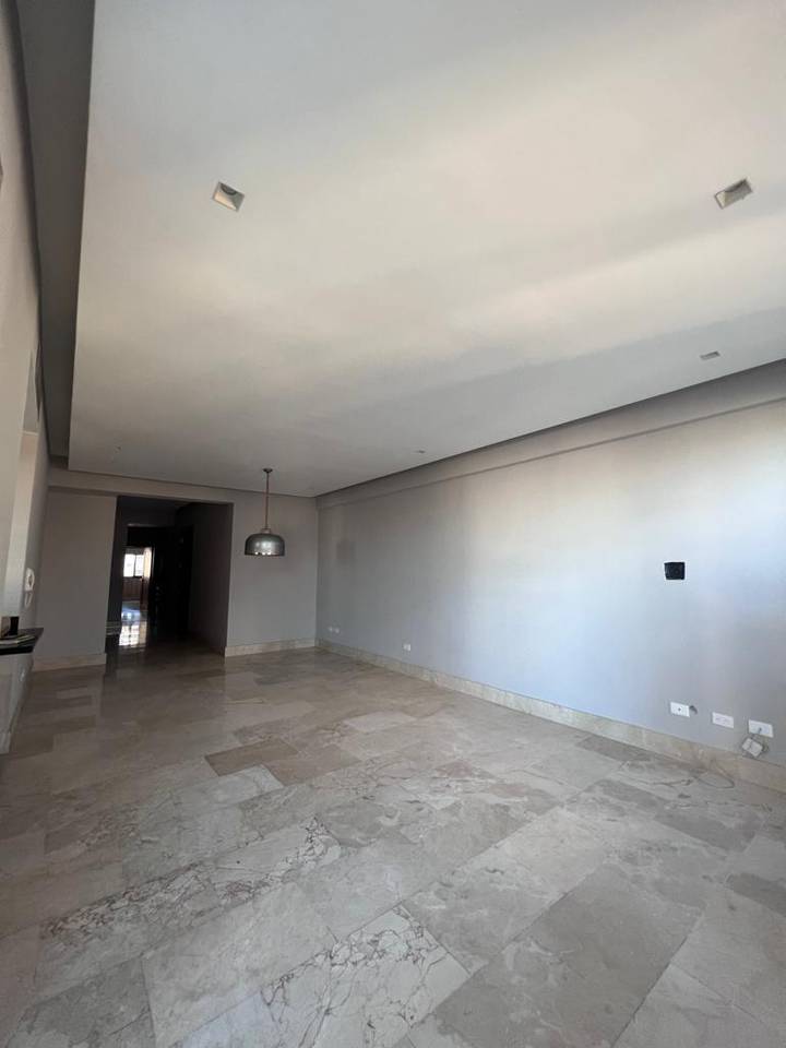 Venta y Alquiler de Amplio Apartamento en Piso Alto de Naco