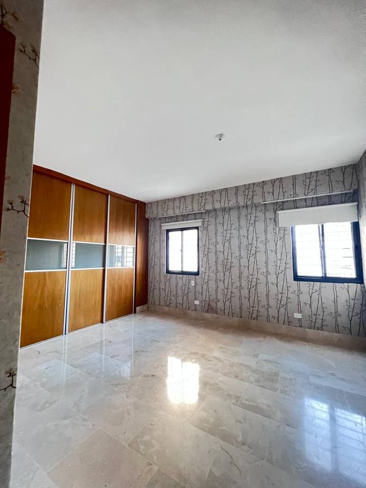 Venta y Alquiler de Amplio Apartamento en Piso Alto de Naco