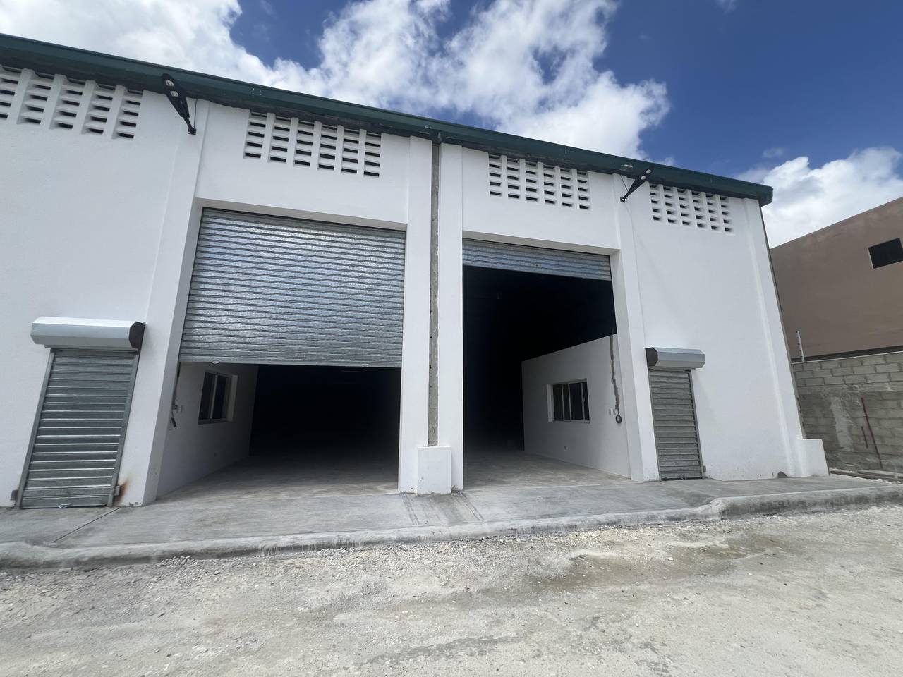 Alquilo Naves en Punta Cana, cerca de la Domingo Maiz y de Unidos