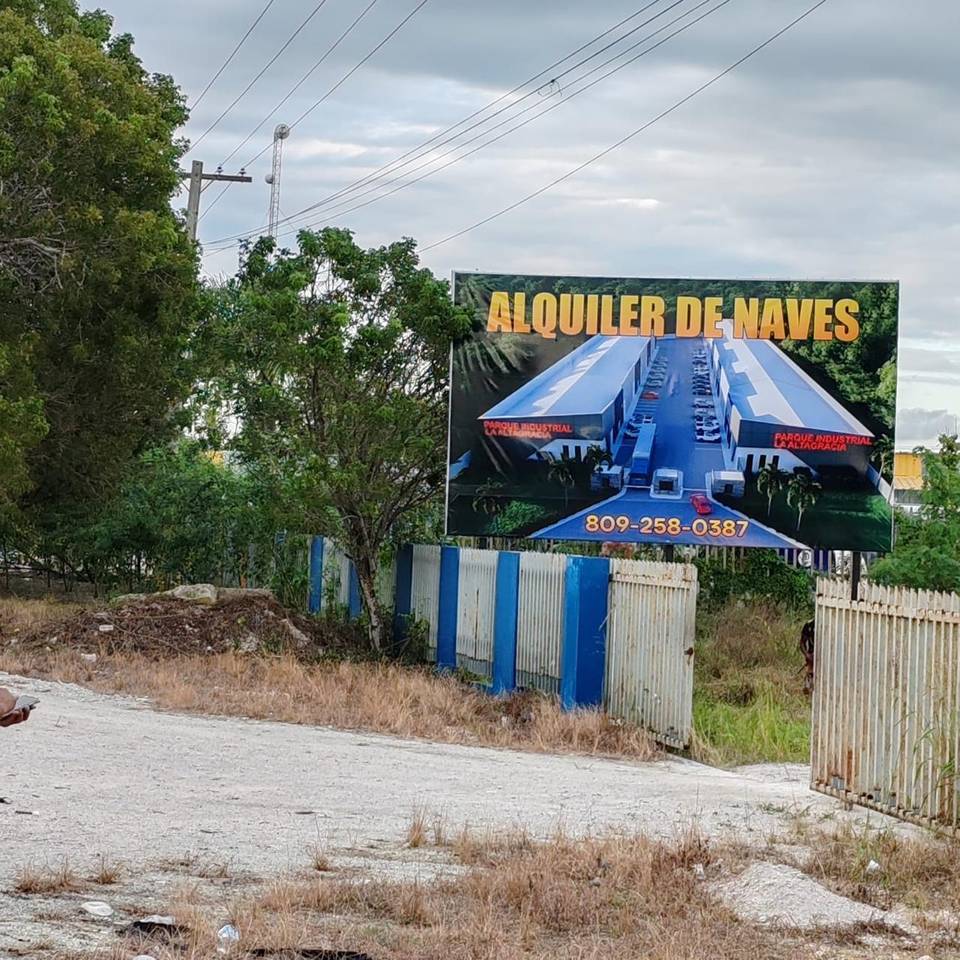 Naves desde 170 metros - Parque Comercial La Altagracia - Higüey