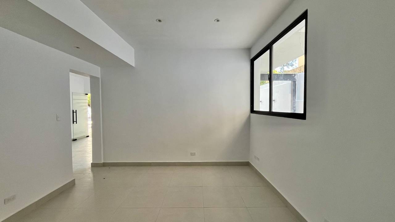 ¡Local Comercial en Alquiler con Terraza en La Julia!