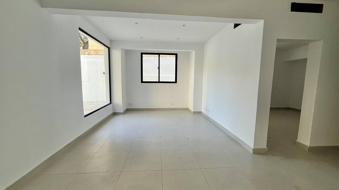 ¡Local Comercial en Alquiler con Terraza en La Julia!